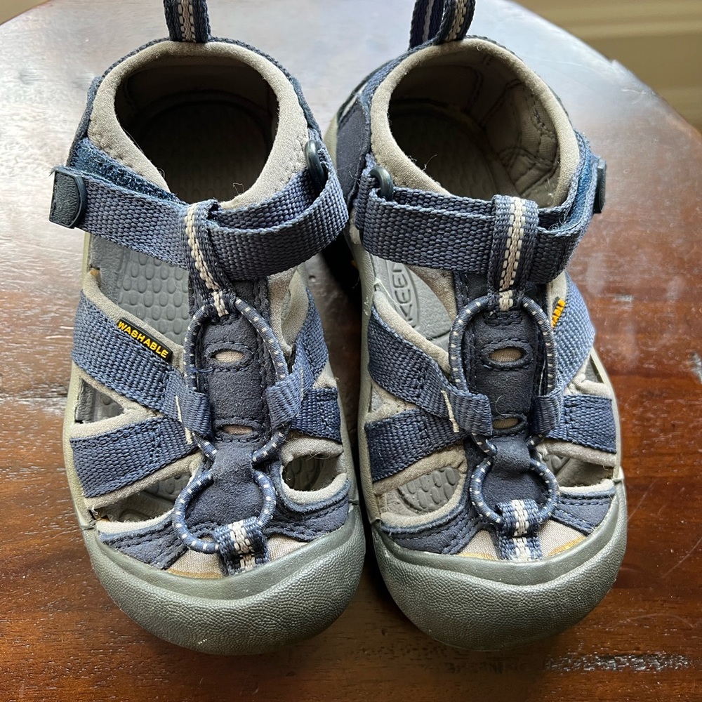 Keen kids sandals, almost new little kids size 10